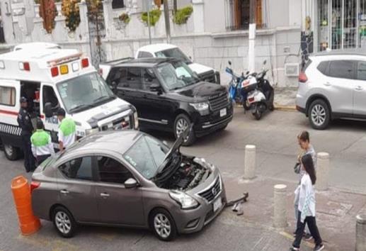 Auto choca contra bolardos en la calle de Hidalgo en Xalapa 