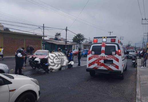 Moto y taxi protagonizan choque en calles de Orizaba; hay una menor lesionada