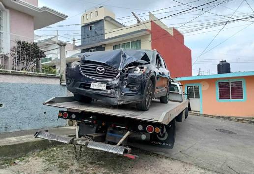 Xalapa: Por mala maniobra, casi termina dentro de la casa de su vecino