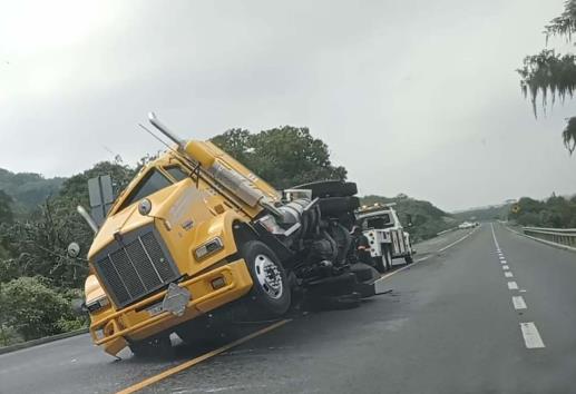 Tráiler sufre accidente en la autopista Cardel-Totomoxtle
