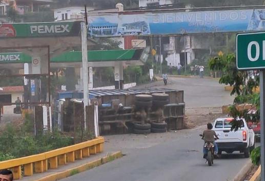 Volcaduras generan caos en carreteras de Omealca y Cuitláhuac