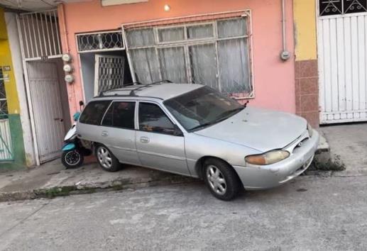 Automóvil se impacta contra domicilio en Tlapacoyan