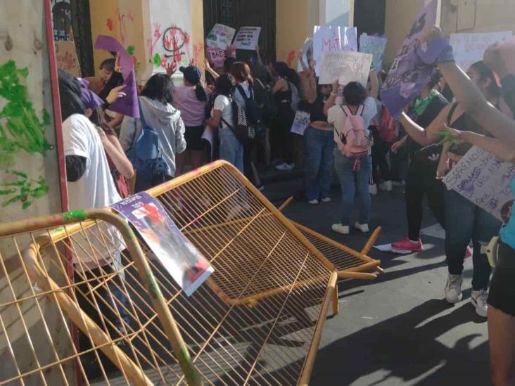 Con pintas y consignas, cientos de mujeres participan en la marcha por el 8M, en Orizaba