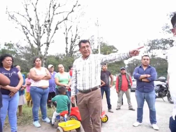 Acusan que alcalde de Coatepec condicionó obras a manifestantes en libramiento