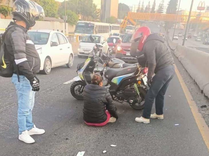 Motociclista derrapa en Puente Bicentenario, en Xalapa