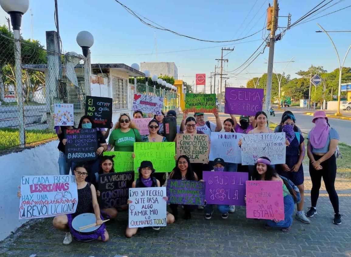 Para exigir igualdad y cese la violencia contra la mujer, marchan jóvenes feministas en Acayucan l VIDEO