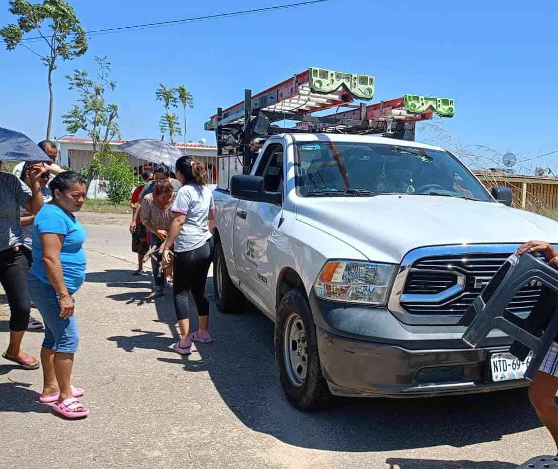 Vecinos del fraccionamiento Lomas de San Agustín retuvieron a empleados de CFE