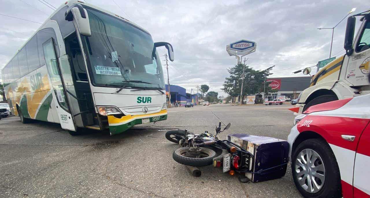 Derrapa motociclista tras intentar rebasar un autobús en Minatitlán l VIDEO