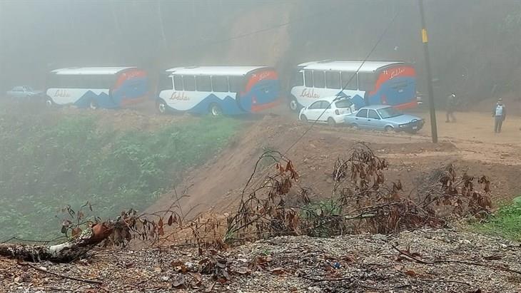 Autobús de turismo estuvo a punto de caer a un barranco en la carretera Orizaba-Zongolica