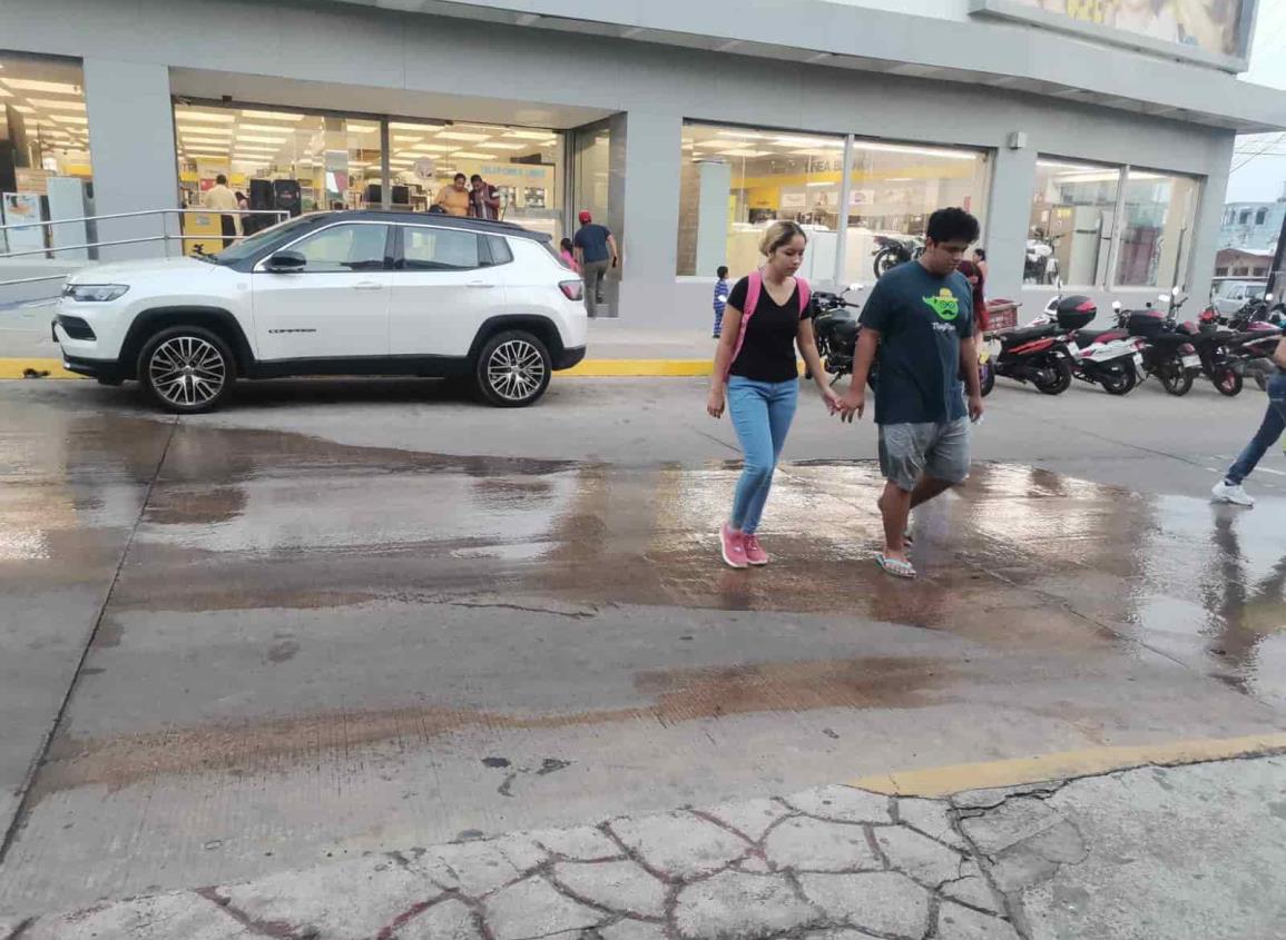 Aguas mal olientes afectan a comerciantes y peatones en centro de Nanchital