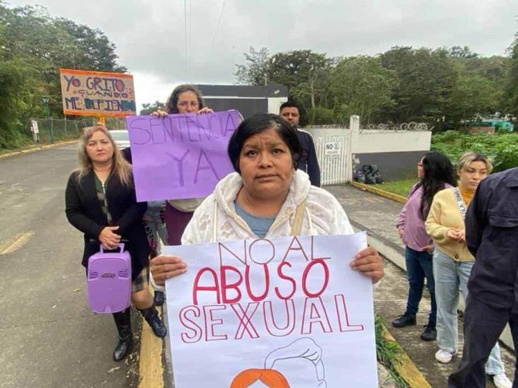 Agresor de menor en Coatepec evade condena ausentándose de audiencias