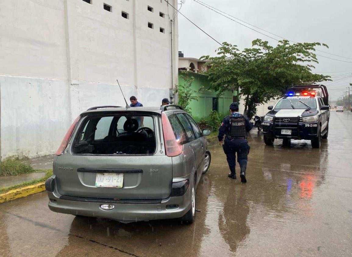 Auto abandonado sin medallón causa zozobra en Minatitlán