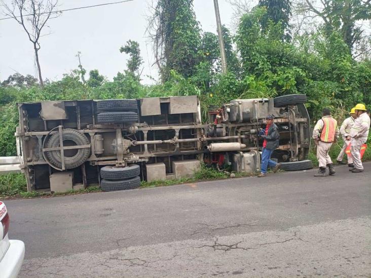 Vuelca camión de CFE en carretera Misantla-Martínez de la Torre