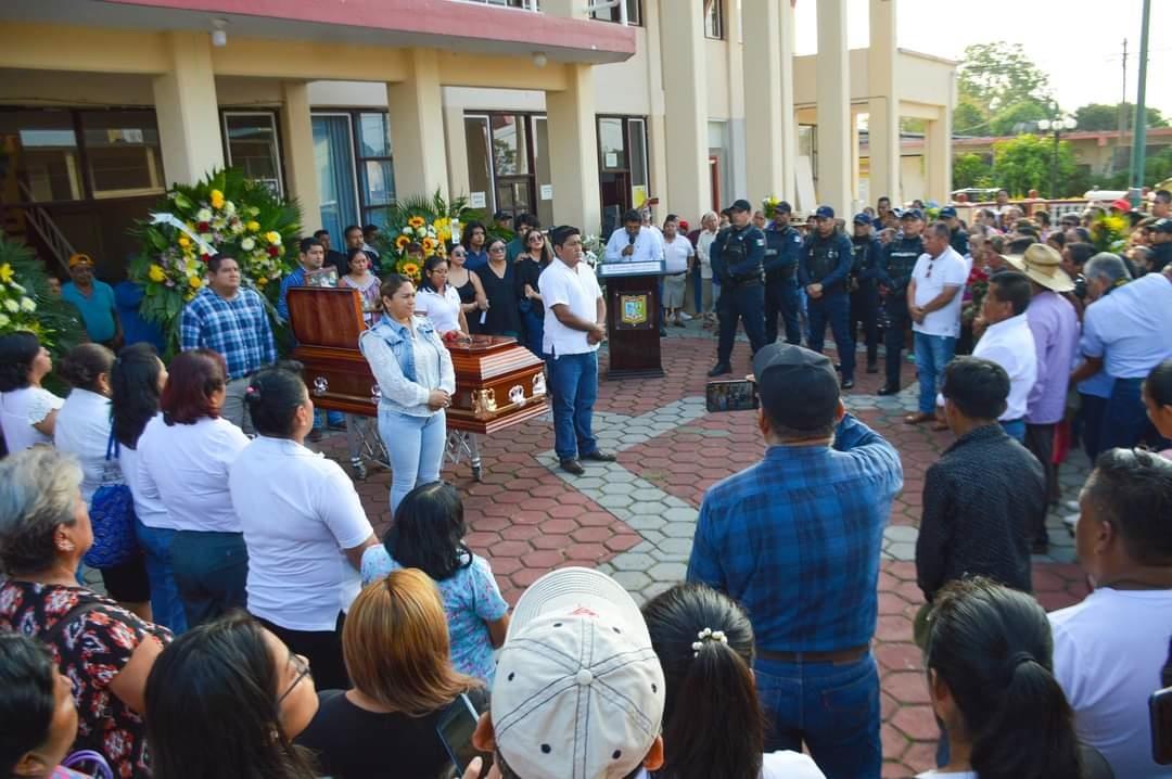Tras homenaje y pase de lista, dan último adiós a ex alcalde fallecido de Soconusco 