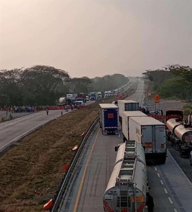 ¡Vuelven a bloquear la autopista Córdoba-Veracruz! Exigen liberación de campesinos