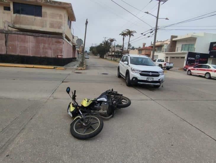 Choque en Centro de Coatzacoalcos deja un motociclista lesionado