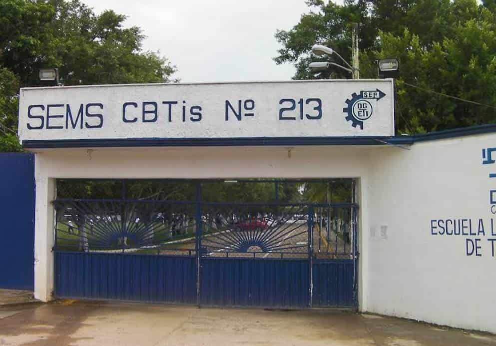Padres de familia amagan con tomar instalaciones del CBTIS-213; piden destitución de la directora