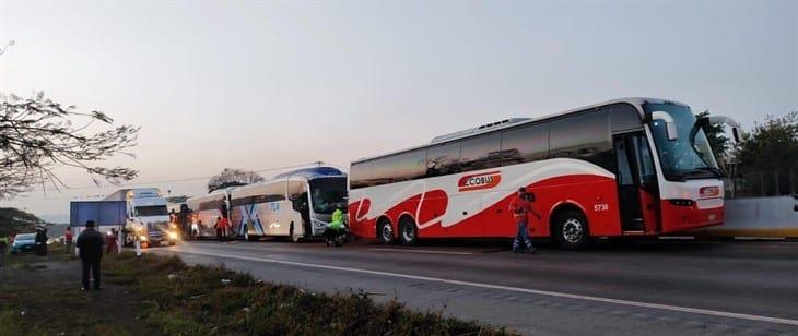 Se registra carambola de cuatro autobuses en la carretera Córdoba-Veracruz 