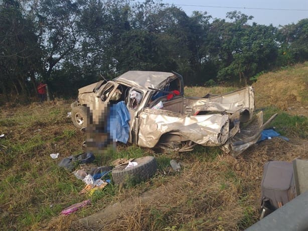 Volcadura en autopista de Acayucan deja 2 personas sin vida