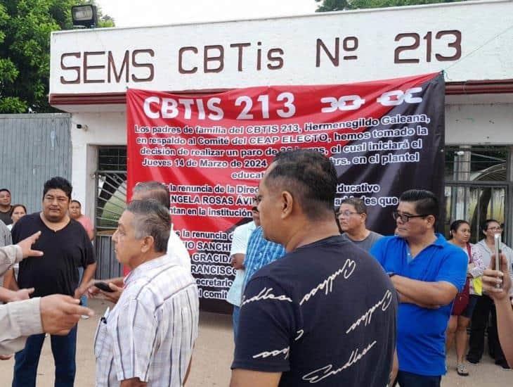 Padres de familia toman CBTIS de Minatitlán para exigir la destitución de la directora