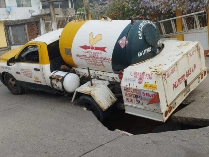 Camión cargado de gas LP cae en enorme socavón en Minatitlán