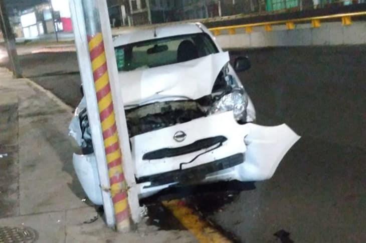 Auto choca contra un poste en el distribuidor Araucarias en Xalapa 
