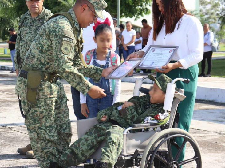 En Coatzintla, nombran soldado por un día a pequeño con parálisis cerebral