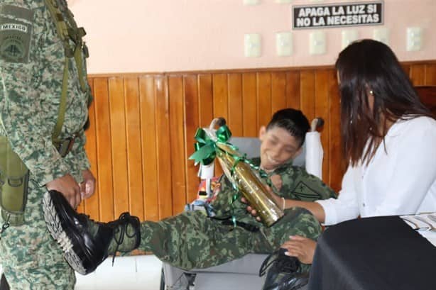 En Coatzintla, nombran soldado por un día a pequeño con parálisis cerebral