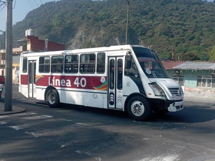 Autobús choca contra auto en calles de Orizaba; no hay lesionados