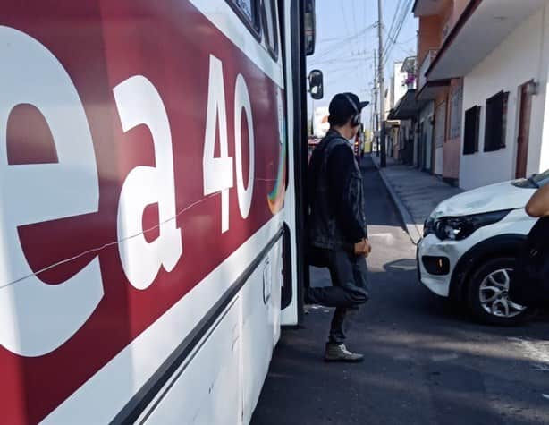 Autobús choca contra auto en calles de Orizaba; no hay lesionados
