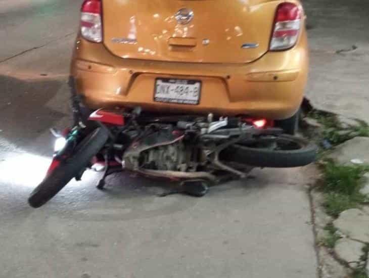 Motociclista se estrella contra vehículo estacionado en Minatitlán