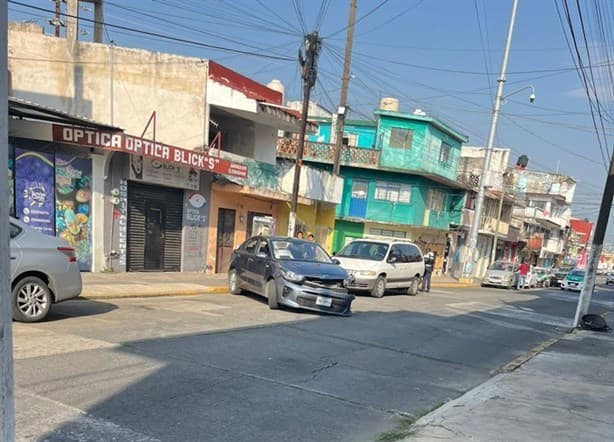 Automovilista se estrella contra poste en la calle Sayago, en Xalapa