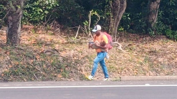 Pese a riesgos, familias enteras de migrantes recorren bajo el sol las carreteras del sur de Veracruz