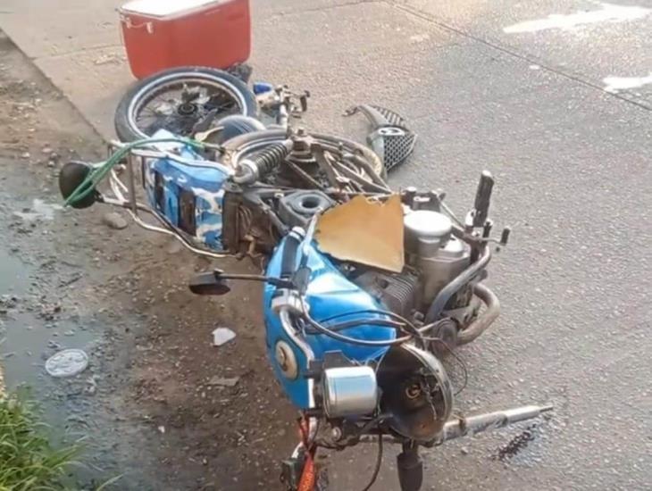 Motociclista termina lesionado tras impactarse contra un automóvil en Coatzacoalcos