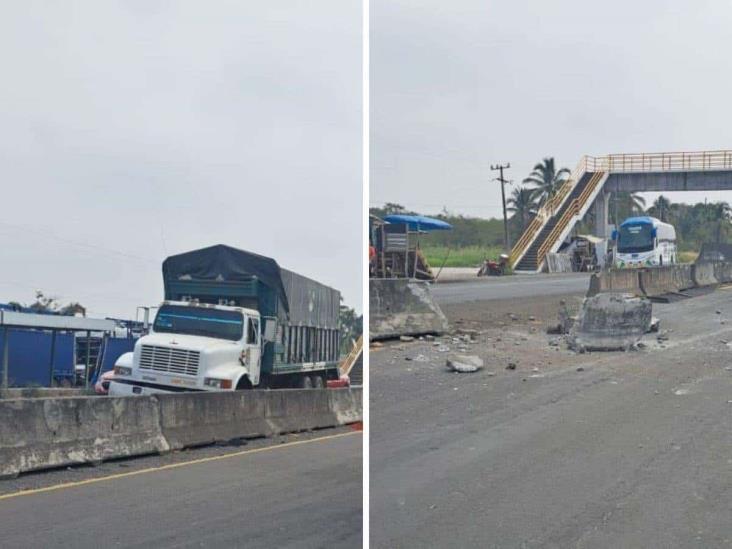 Camión se estrella contra muros divisorios en la carretera Xalapa-Tamarindo