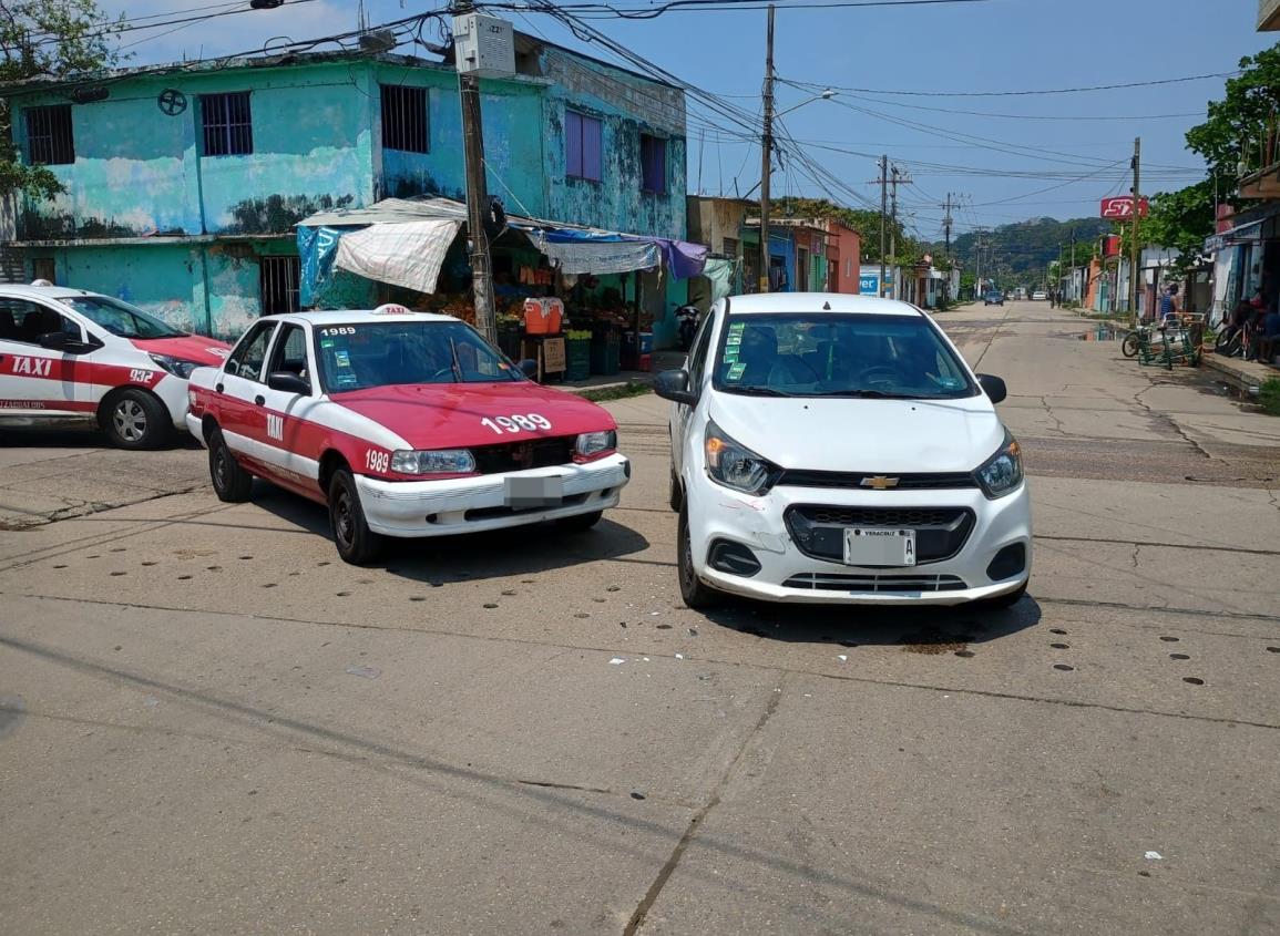 Taxi choca contra vehículo particular en colonia de Coatzacoalcos