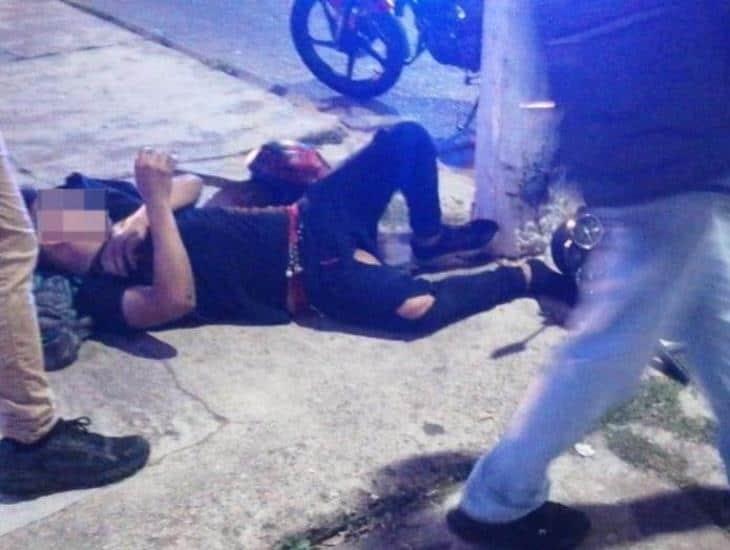 Motociclista termina con fractura tras ser impactado por patrulla del IPAX en Minatitlán
