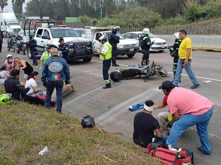 Derrapan motociclistas en la autopista Veracruz-Córdoba; hay 6 heridos
