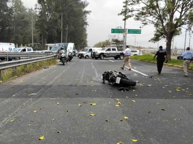 Motociclista se estrella contra un auto frente a zona militar de El Lencero
