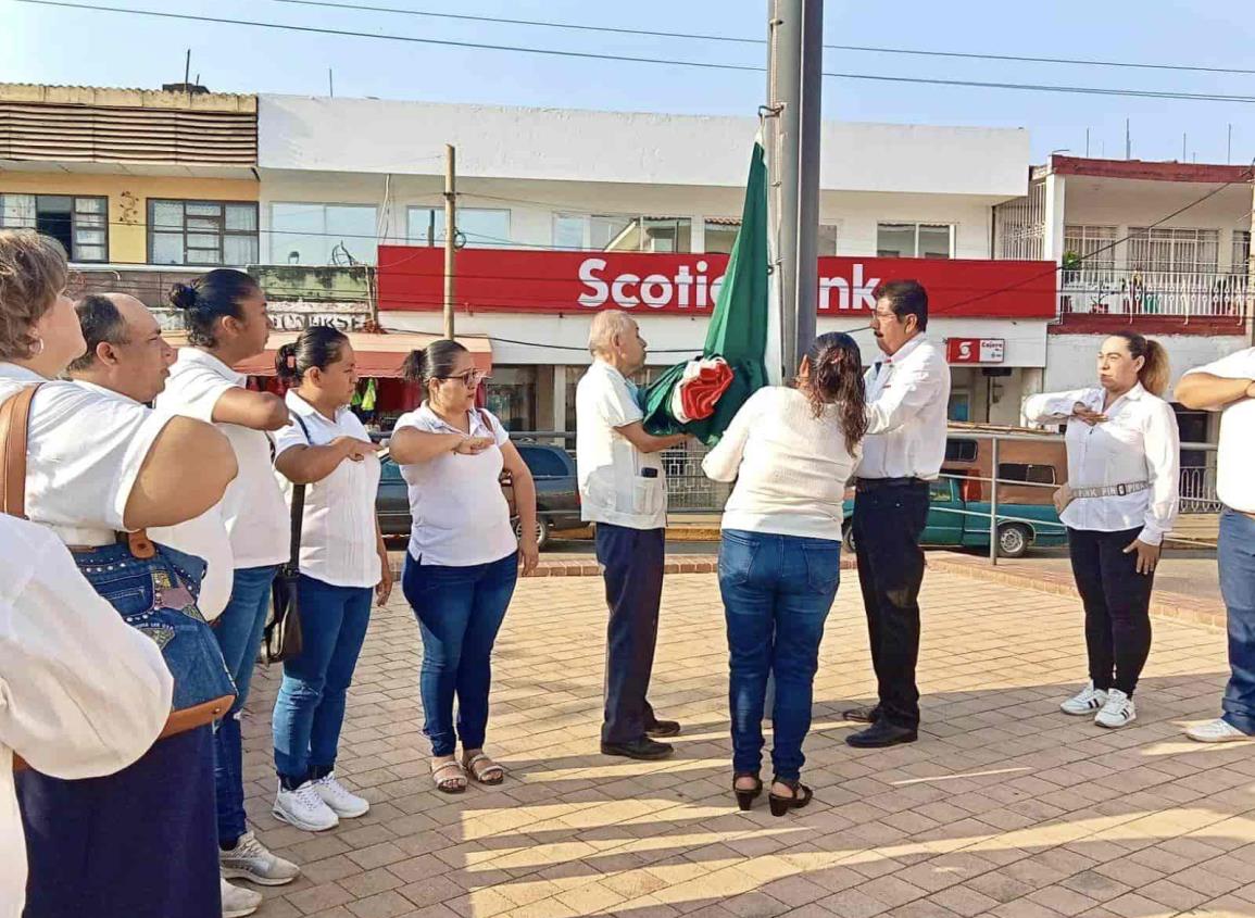 Realizan izamiento de bandera por expropiación petrolera en Acayucan