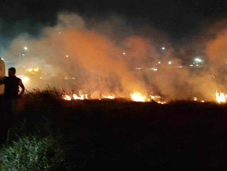 Bomberos de Minatitlán atiende incendio en negocio de grúas en la Carretera Antigua