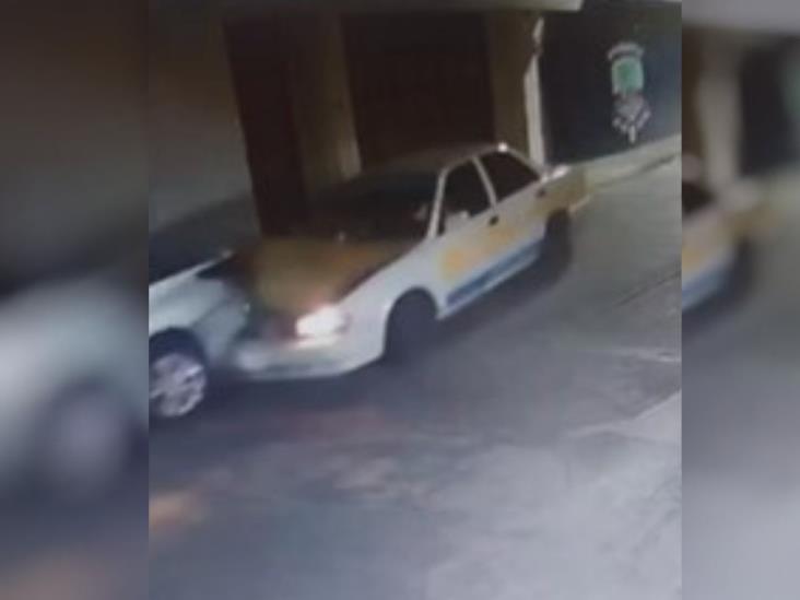 Taxi impacta a auto estacionado en calles de Córdoba; todo queda en video