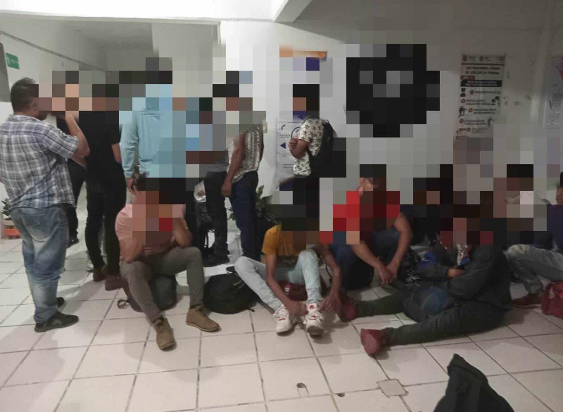 Aseguran a 43 migrantes al sur de Veracruz y detienen a dos presuntos "polleros"