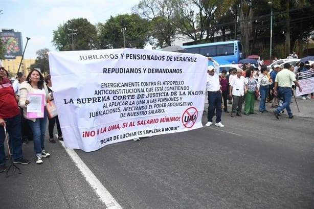 Maestros jubilados bloquean carretera Xalapa-Veracruz; los amagan con antimotines (+VIDEO)