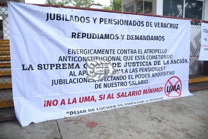 Maestros jubilados bloquean carretera Xalapa-Veracruz; los amagan con antimotines (+VIDEO)
