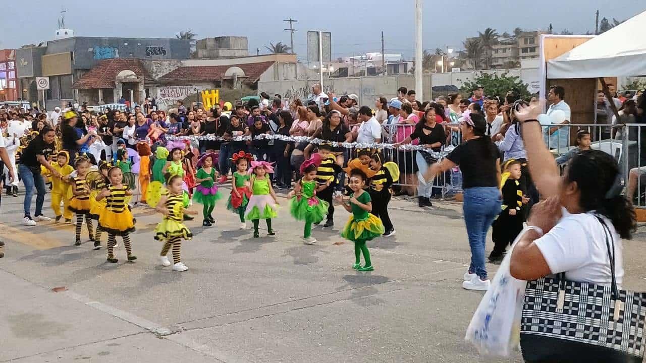 Prescolares reciben a la Primavera con tradicional desfile en Coatzacoalcos