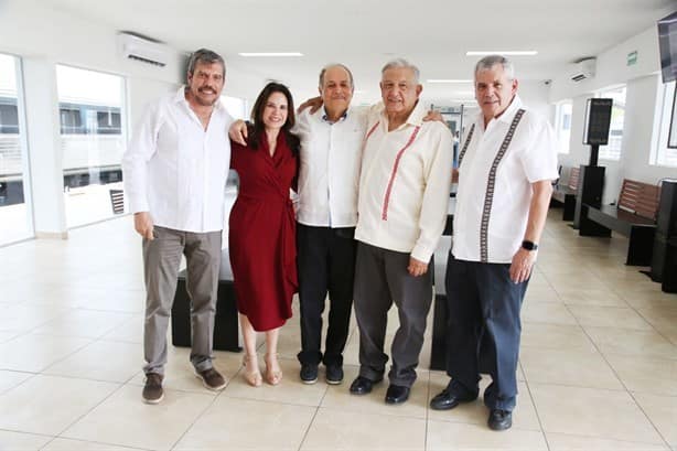 AMLO se reúne con familia Robles Barajas en Coatzacoalcos