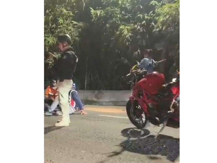 Pareja de motociclistas derrapa en la avenida Lázaro Cárdenas de Xalapa