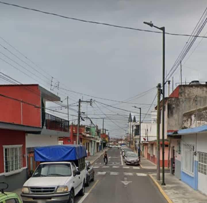 Comerciante abusa de estacionamiento público en Orizaba y genera caos vial