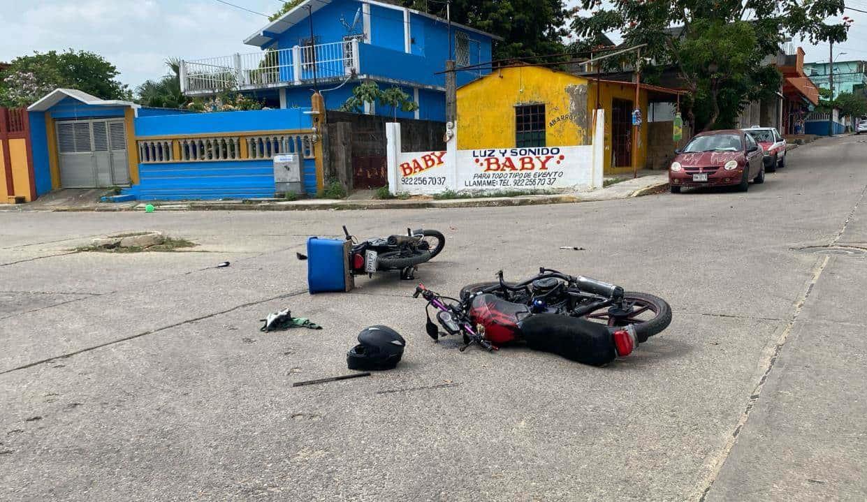 Se impactan dos motociclistas en Cosoleacaque